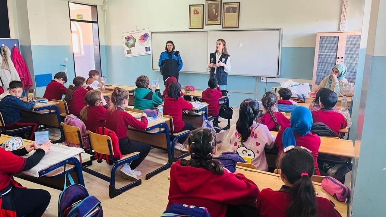 Kütahya'da SİBERAY'dan Öğrencilere ve Öğretmenlere Siber Güvenlik Seminerleri