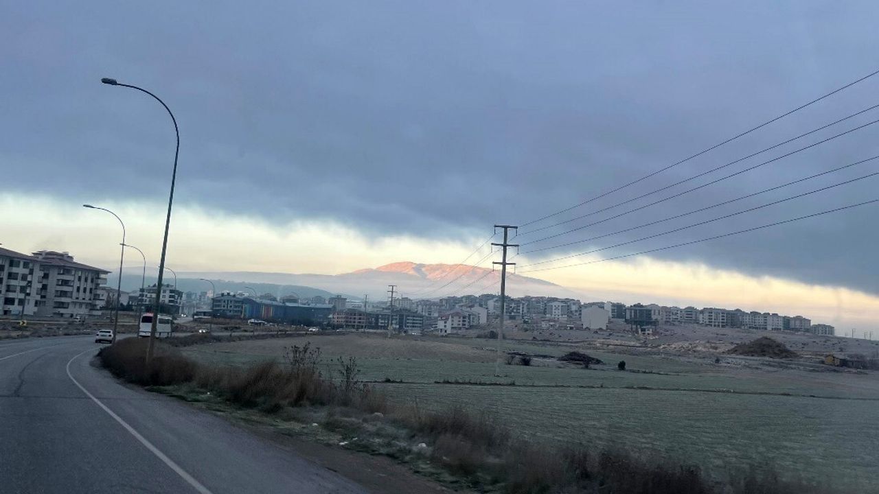 Kütahya'da sis öncesi kartpostallık bulut manzarası