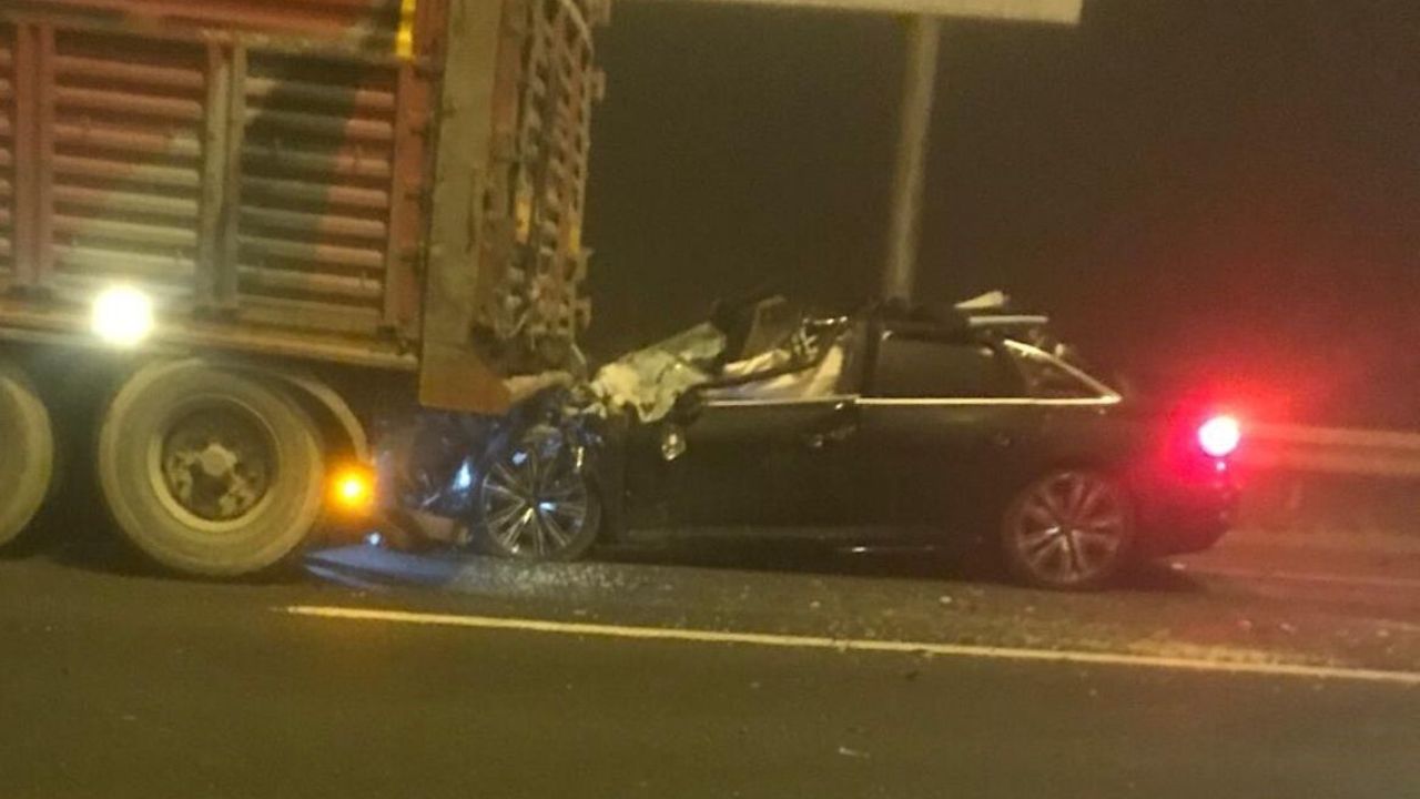 Kütahya'da tıra arkadan çarpan otomobilde 4 kişi yaşamını yitirdi