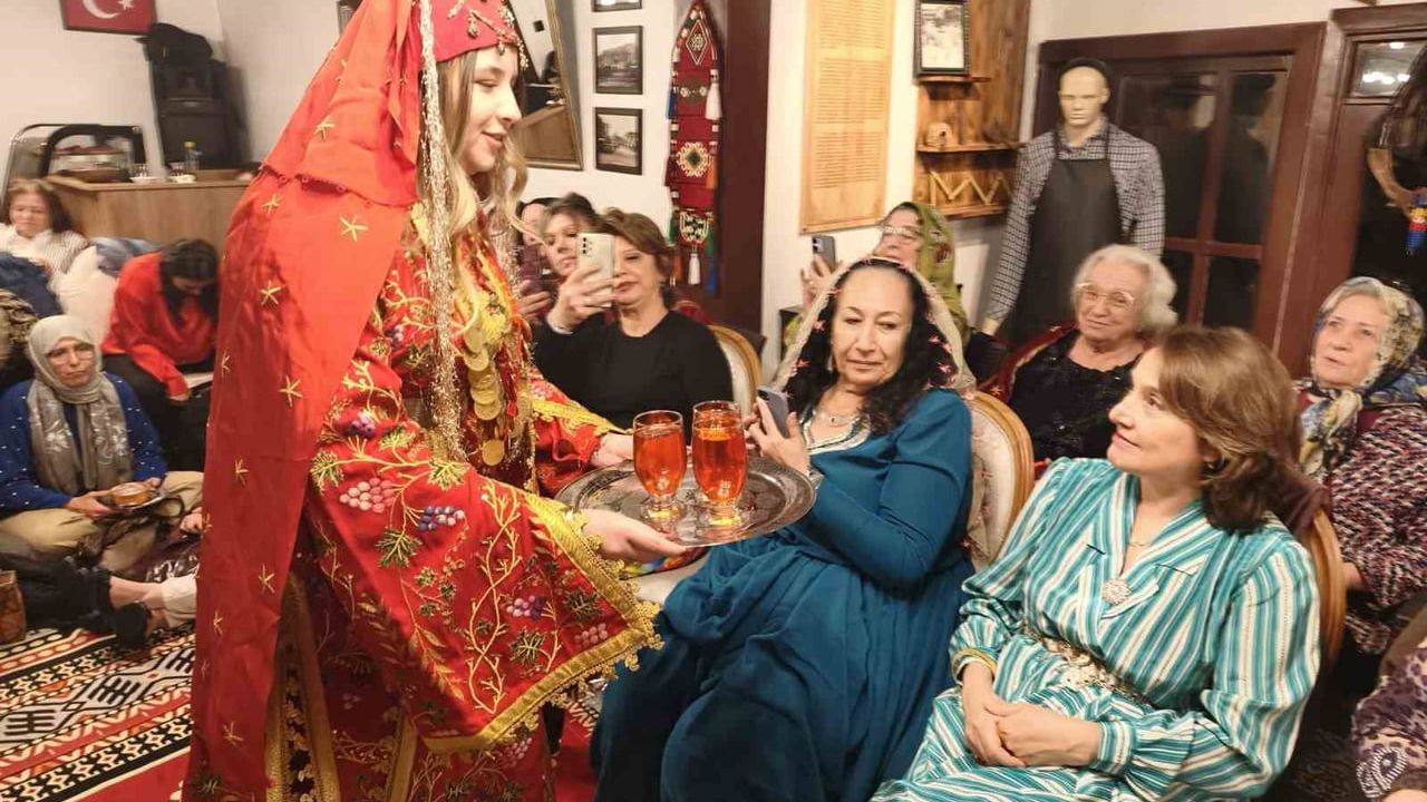 Kütahya'da Yüksek Kahve Dostlar Konağı'nda 'Şalvar Gecesi'yle Gelenekler Yaşatıldı