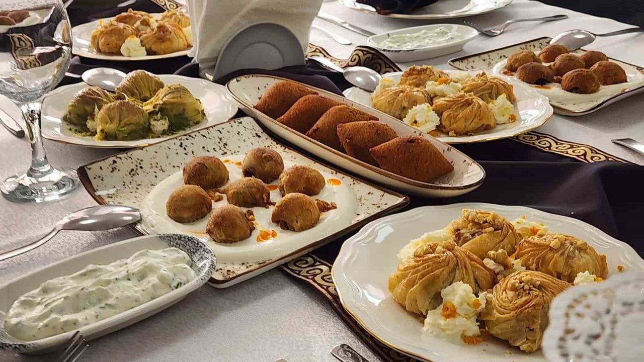 Kütahya Devlet Hatun Lisesi öğrencileri İstanbul'da 10 altın 2 gümüş kazandı; Müdür Yılmaz tebrik etti