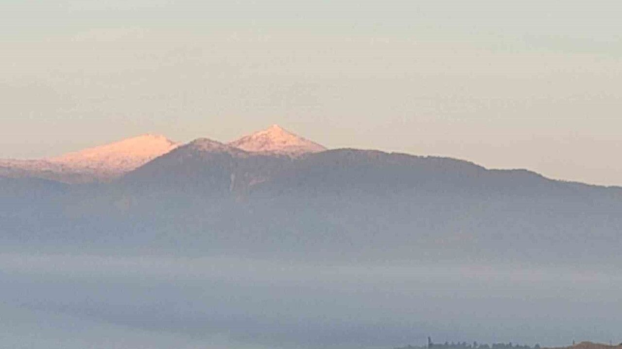 Kütahya Emet'te Eğrigöz Dağı mevsimin ilk karıyla beyaza büründü