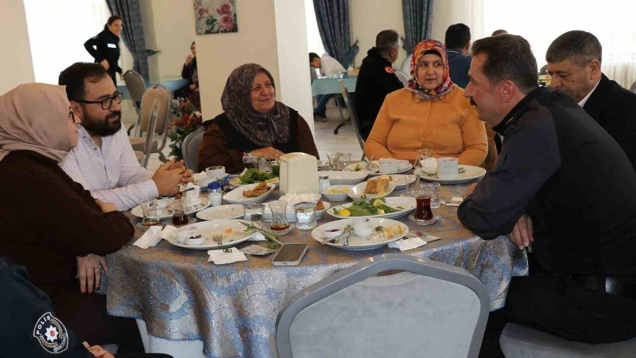 Kütahya Emniyeti şehit aileleri ve gazilerle kahvaltıda bir araya geldi