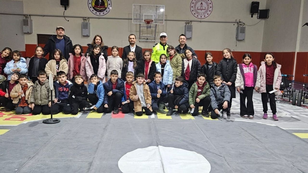 Kütahya Emniyeti Simav’da Öğrenci ve Vatandaşlara Trafik Eğitimi Gerçekleştirdi