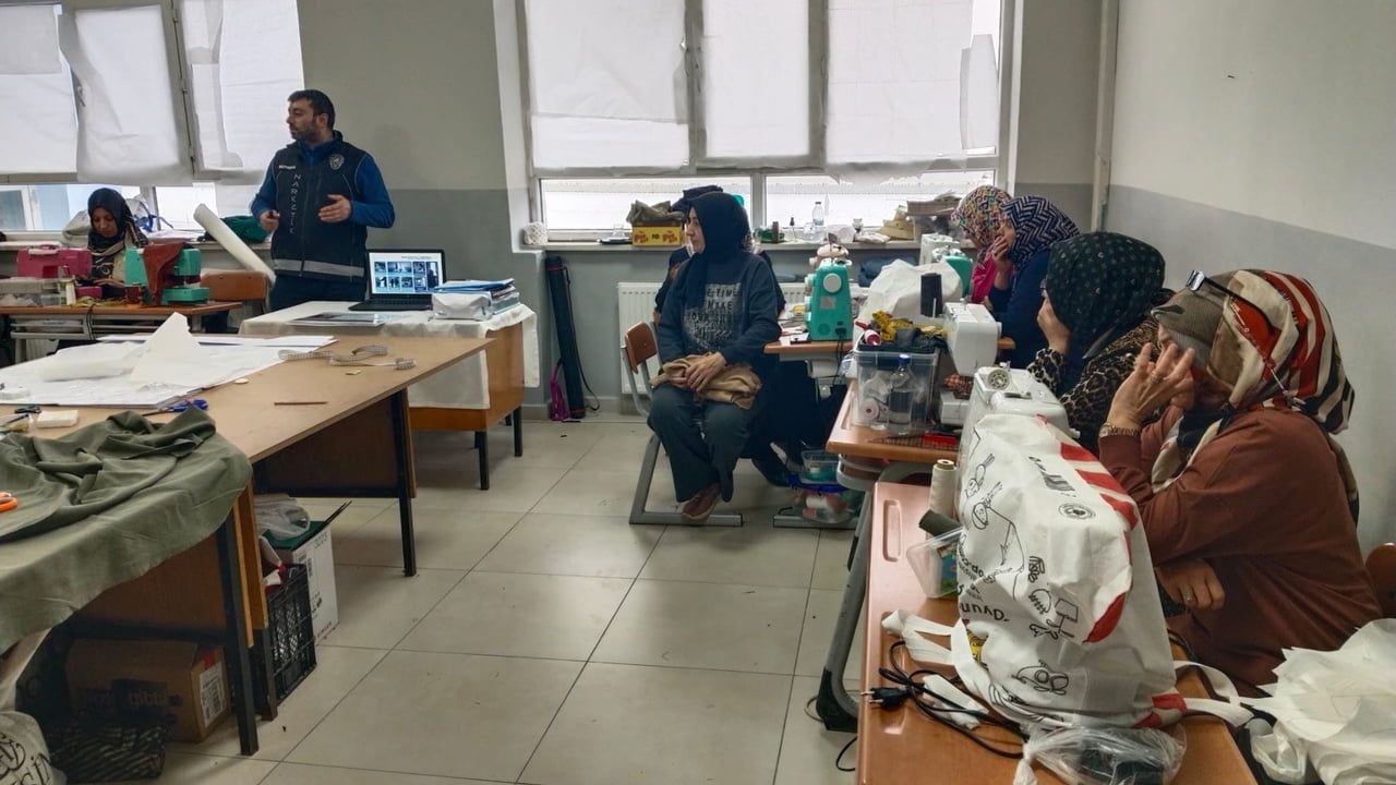 Kütahya Emniyeti TUBİM ile okullarda ve ailelere yönelik uyuşturucu bilgilendirmesi gerçekleştirdi