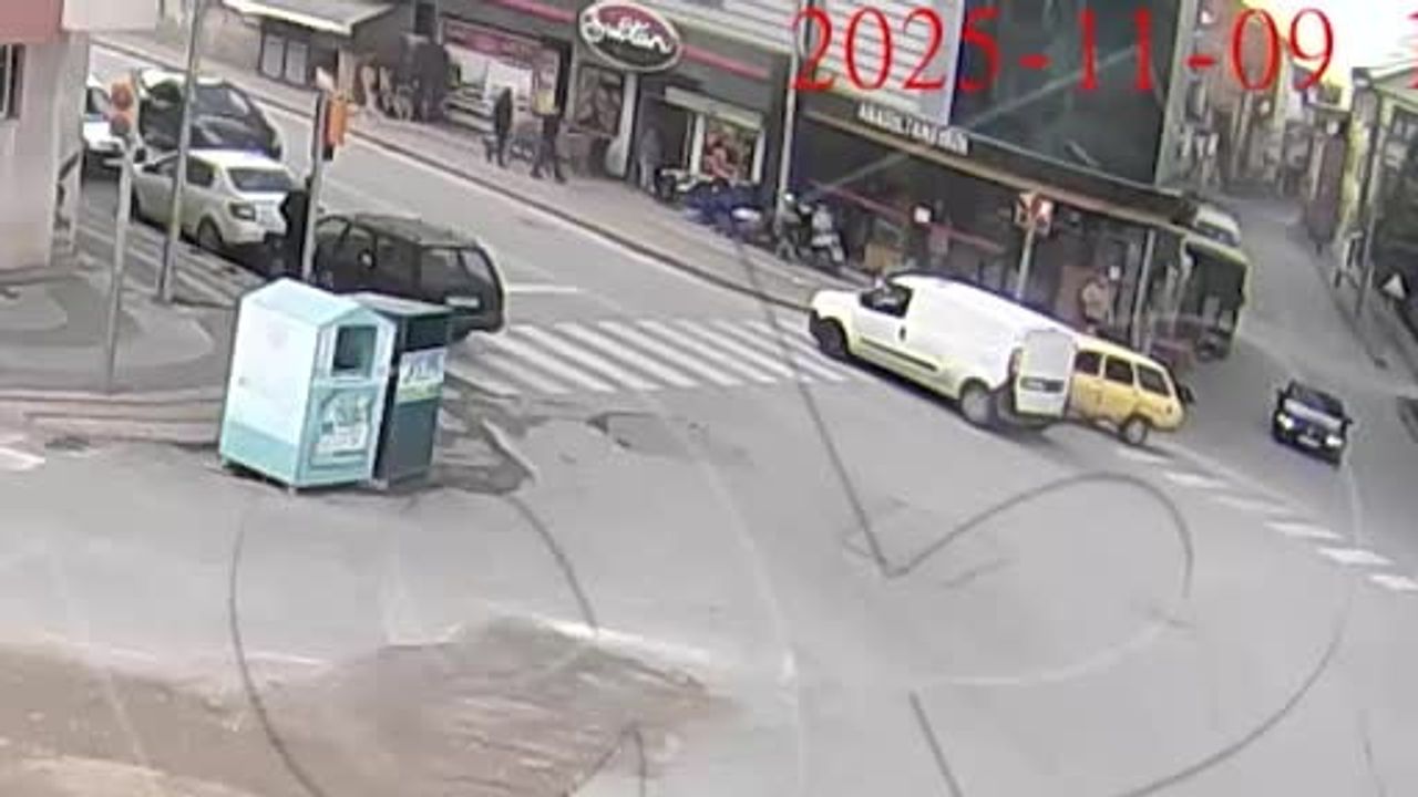 Kütahya Fuat Paşa Mahallesi'nde yaya geçidinde otomobil motosikletli kuryeye çarptı