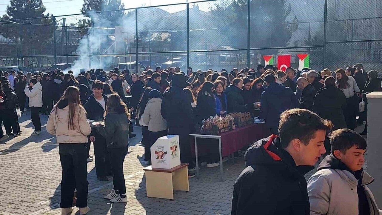 Kütahya Germiyan Ticaret Mesleki ve Teknik Anadolu Lisesi'nde 'Filistin’e Umut Ol' Hayır Çarşısı