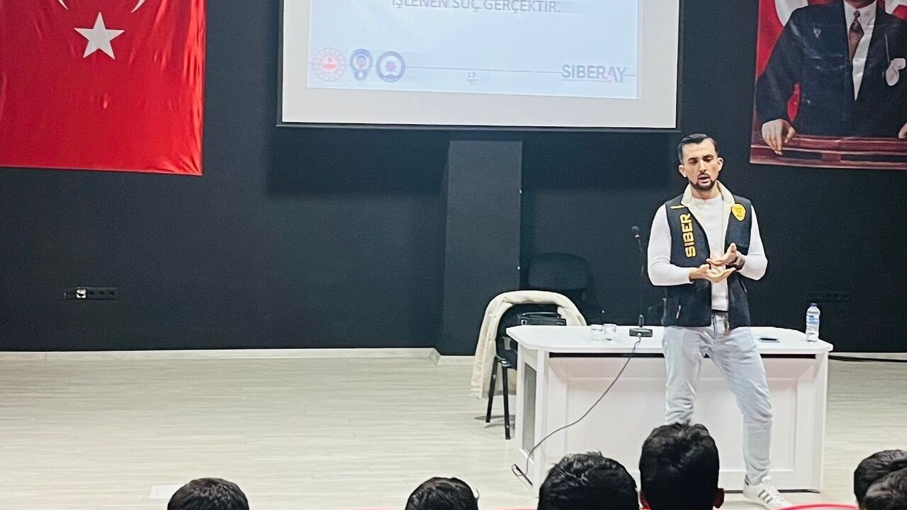 Kütahya İl Emniyet Müdürlüğü'nden öğrencilere siber farkındalık seminerleri