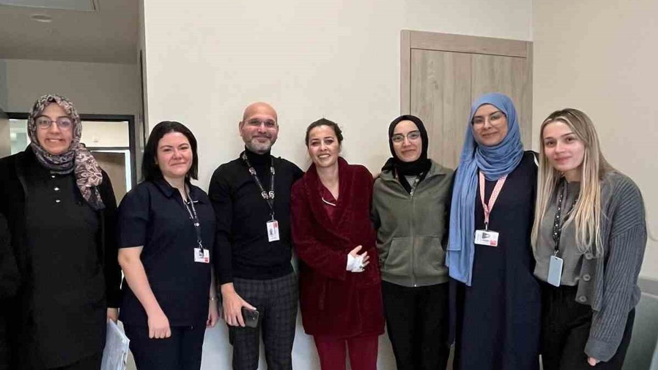 Kütahya Şehir Hastanesi'nde 25 ve 40 cm büyüklüğündeki yumurtalık kitleleri çıkarıldı