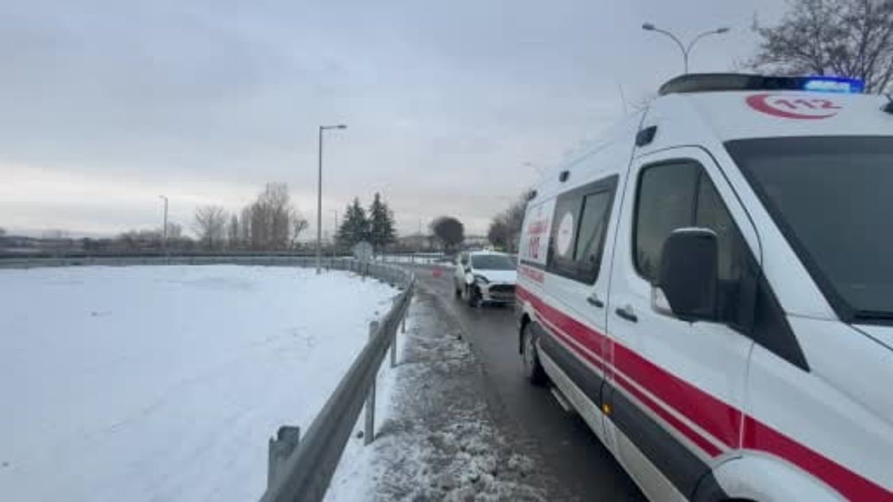 Kütahya Tavşanlı'da buzlanma nedeniyle iki otomobil çarpıştı: 1 yaralı