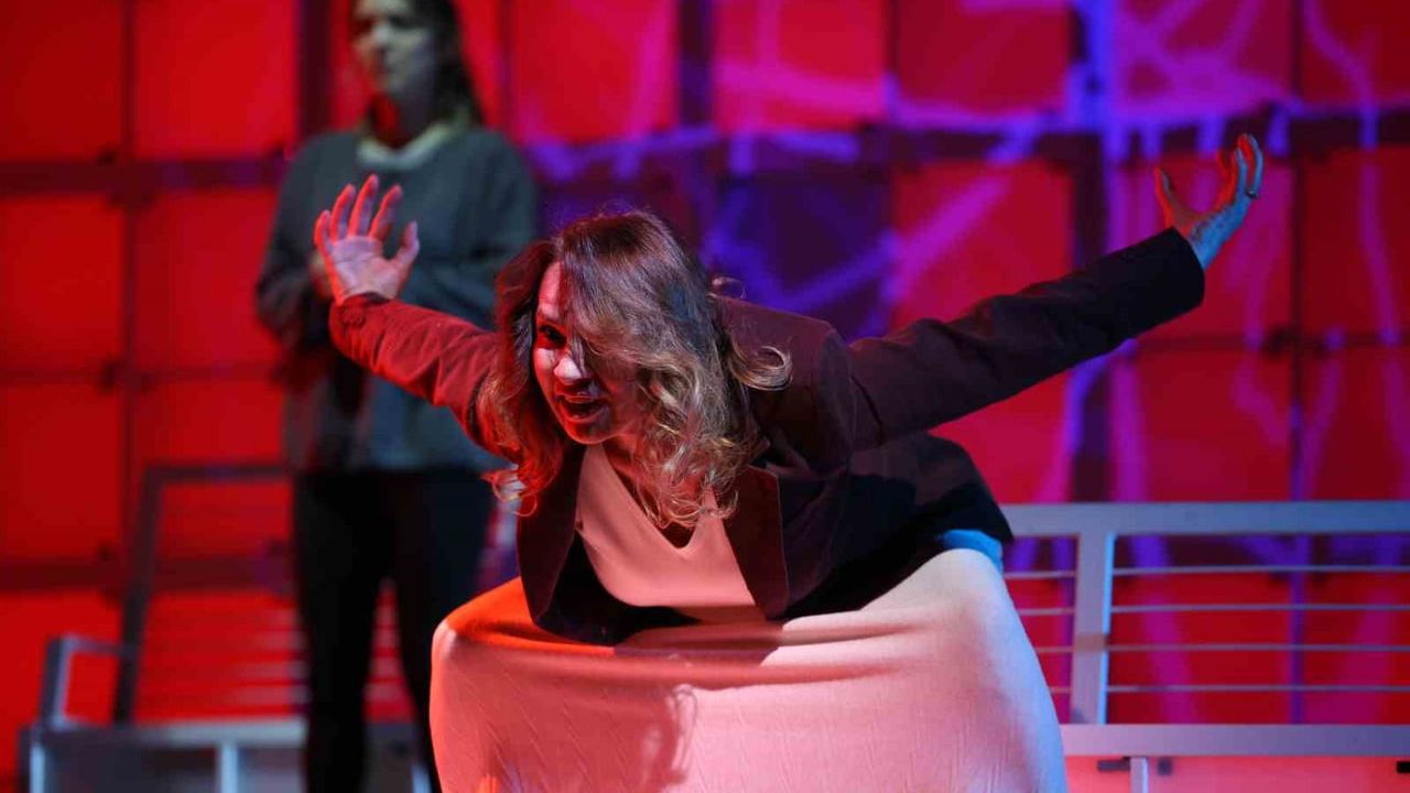 'Kutsal' İstanbul'da: Annelik ve ebeveynlik kaygılarını sahneye taşıyan tiyatro