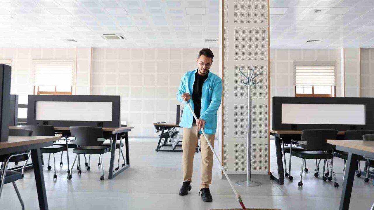 Kütüphanede memur, amfide tıp öğrencisi: Fatih Arslan Doğutaş'ın eğitim ve çalışma dengesi