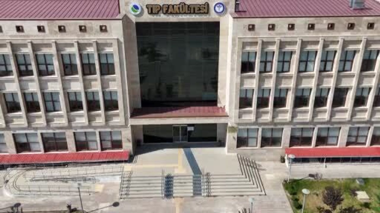 Kütüphanede memur, amfide tıp öğrencisi: Fatih Arslan Doğutaş’ın eğitim ve çalışma dengesi