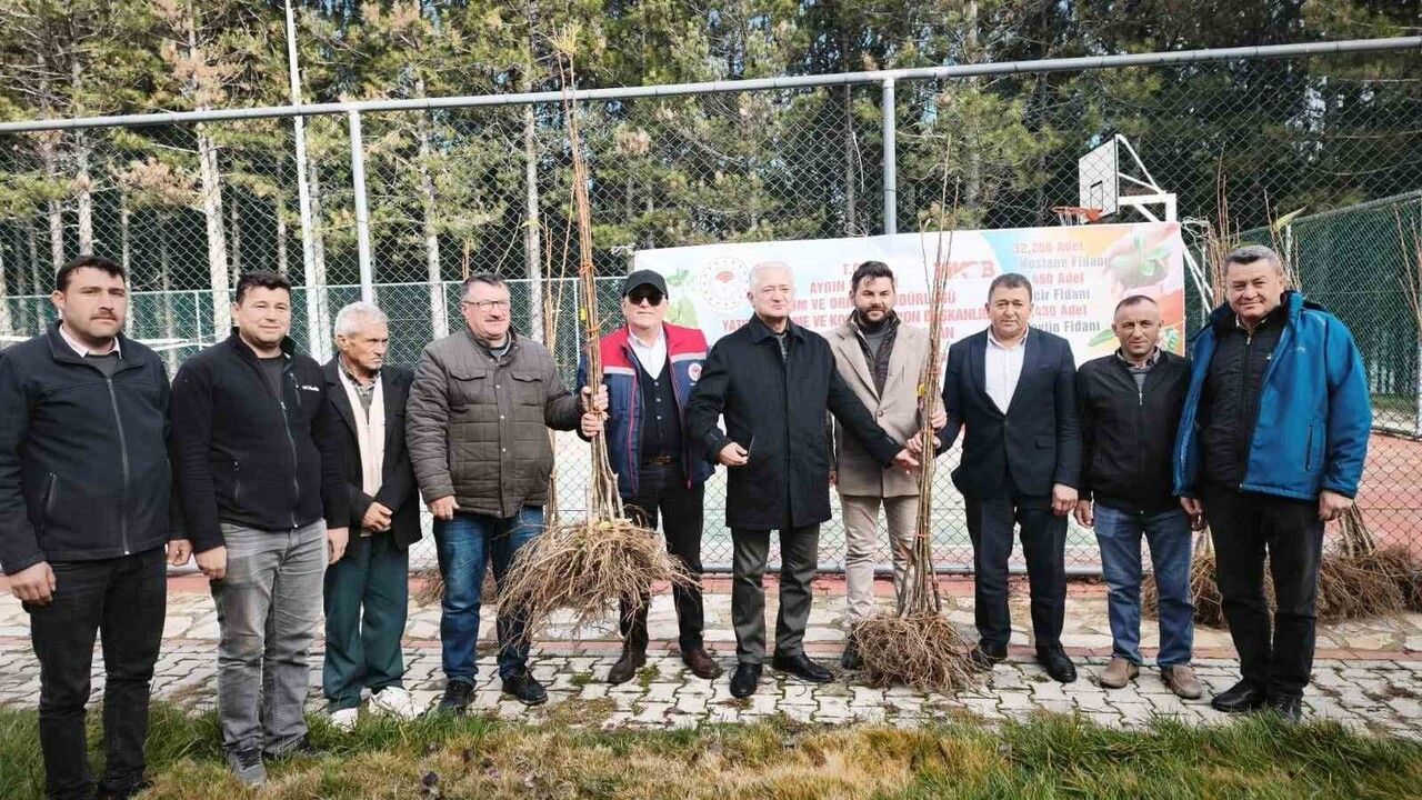 Kuyucak’ta 1200 Bouche de Betizac kestane fidanı üreticilere dağıtıldı