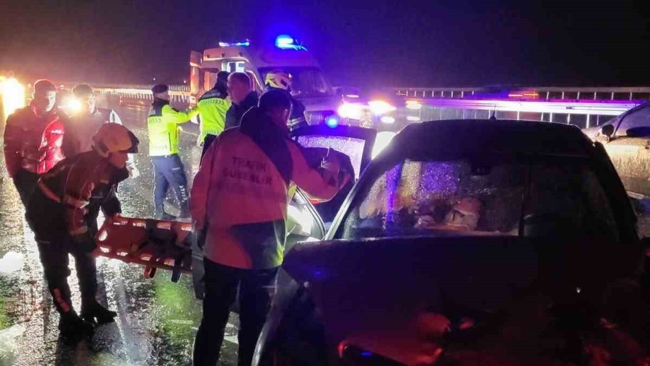 Kuyucak’ta bariyere çarpan otomobile çarpışma: 4 yaralı