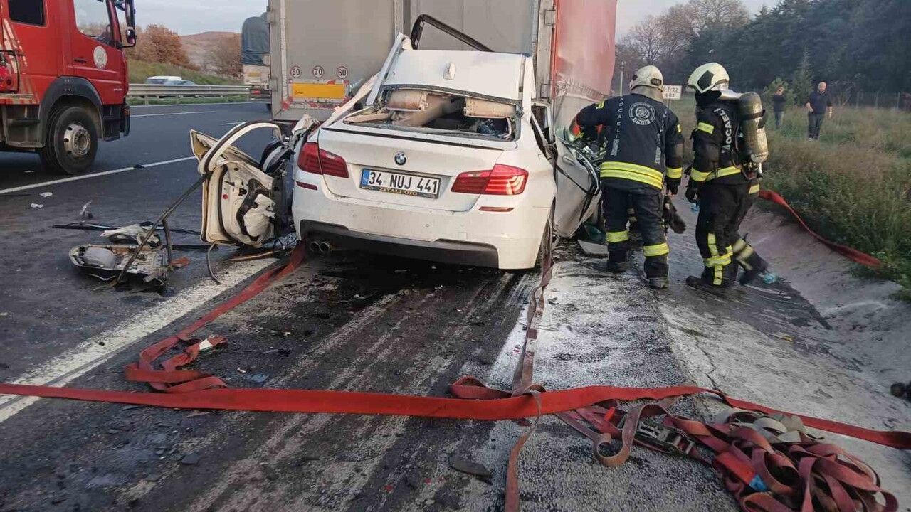 Kuzey Marmara Otoyolu'nda tır dorsesine çarpan 18 yaşındaki sürücü hayatını kaybetti