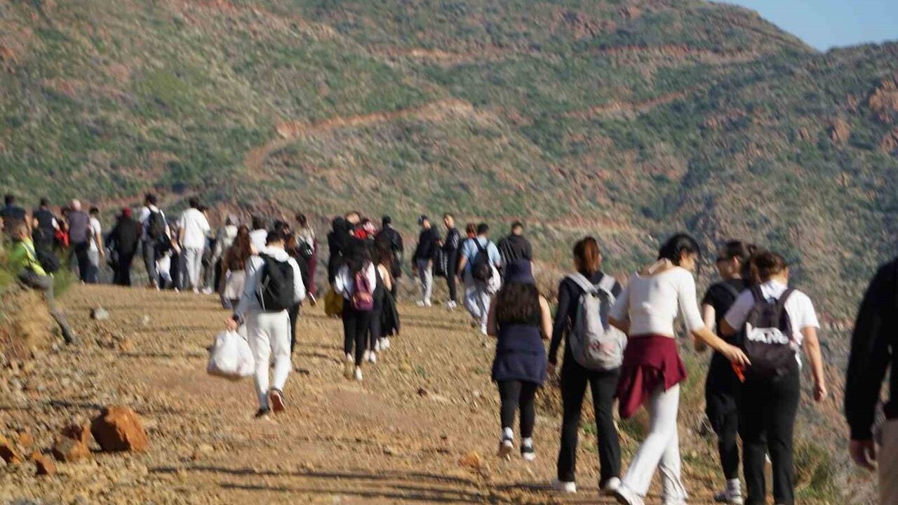 KYK öğrencileri ve dernekler Marmaris’te yangın sonrası tohum ekimi gerçekleştirdi