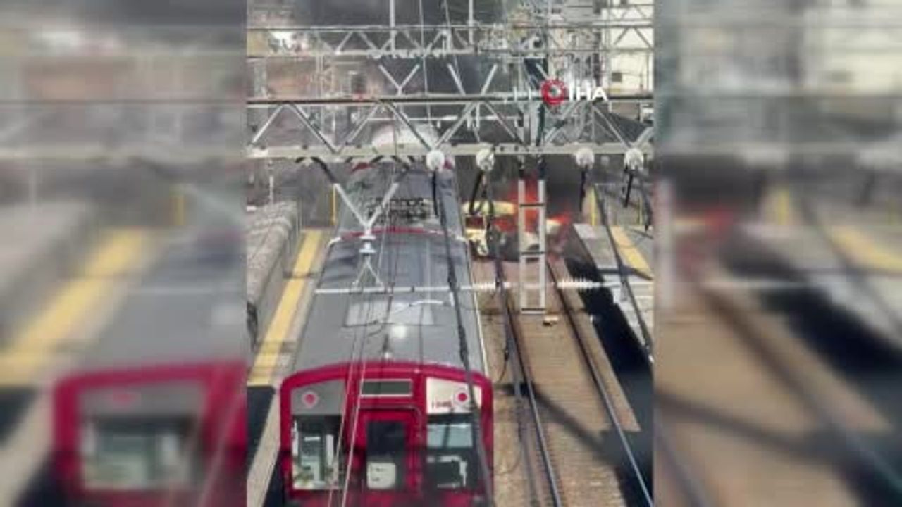 Kyoto'da hemzemin geçitte otomobil ile Kintetsu yolcu treni çarpıştı