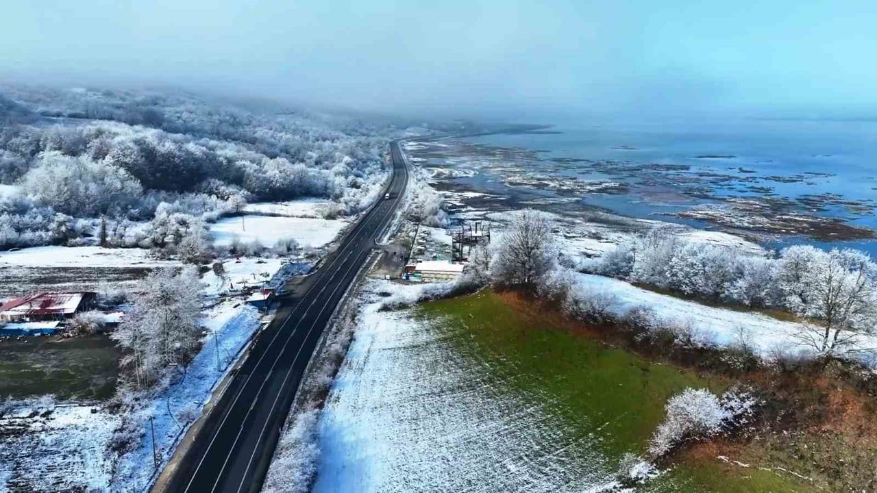 Ladik Gölü karla beyaza büründü; havadan görüntüler doğal güzelliğini ortaya koydu