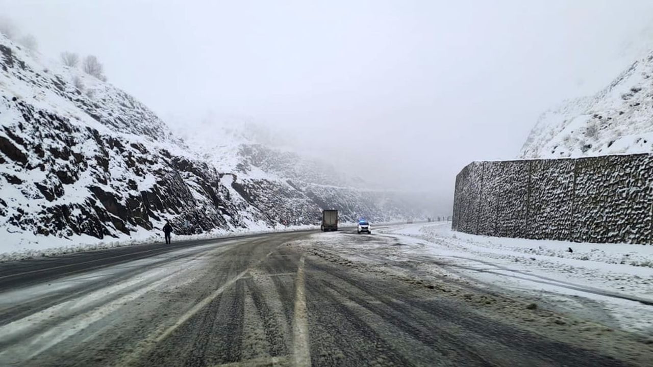 Lice'de kar yağışı: Diyarbakır-Bingöl kara yolunda bazı araçlar yolda kaldı