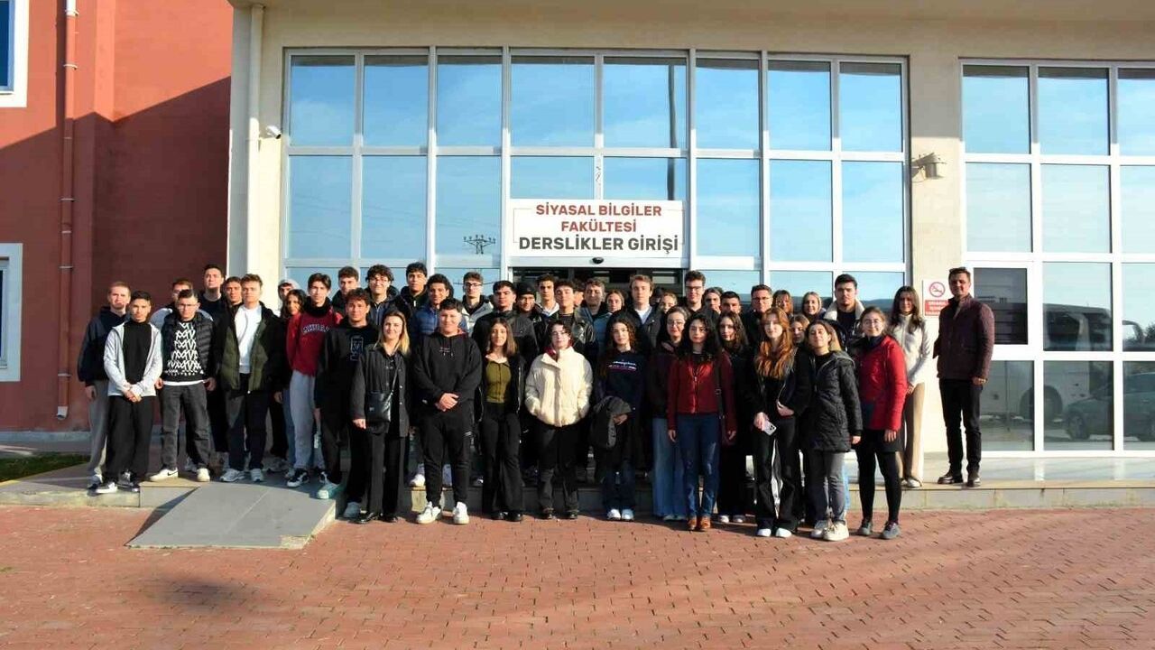 Lise Öğrencileri Yükseköğretime Geçiş Sınavları Öncesi Adnan Menderes Üniversitesi'ni Gezdi