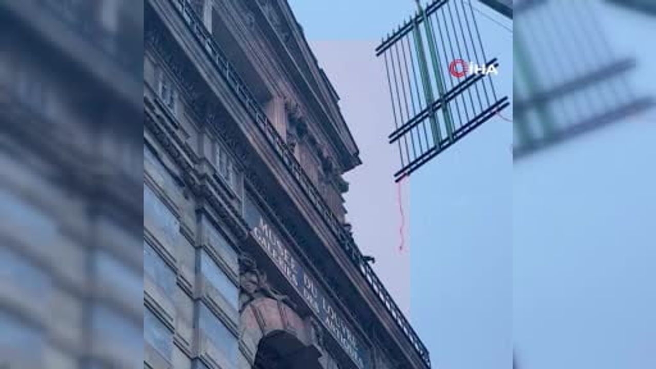 Louvre, Apollo Galerisi balkonu için demir parmaklıklar yerleştirdi