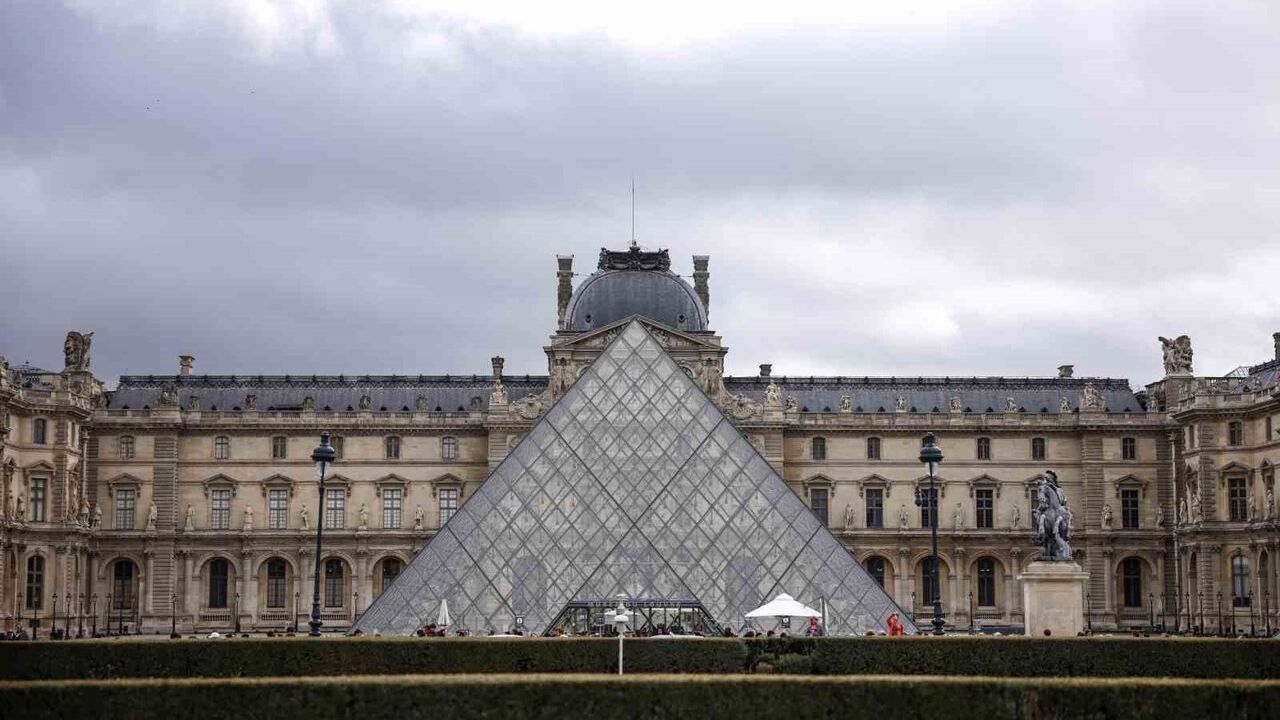 Louvre'da su sızıntısı: Mısır antik eserleri kütüphanesinde 300-400 eser zarar gördü