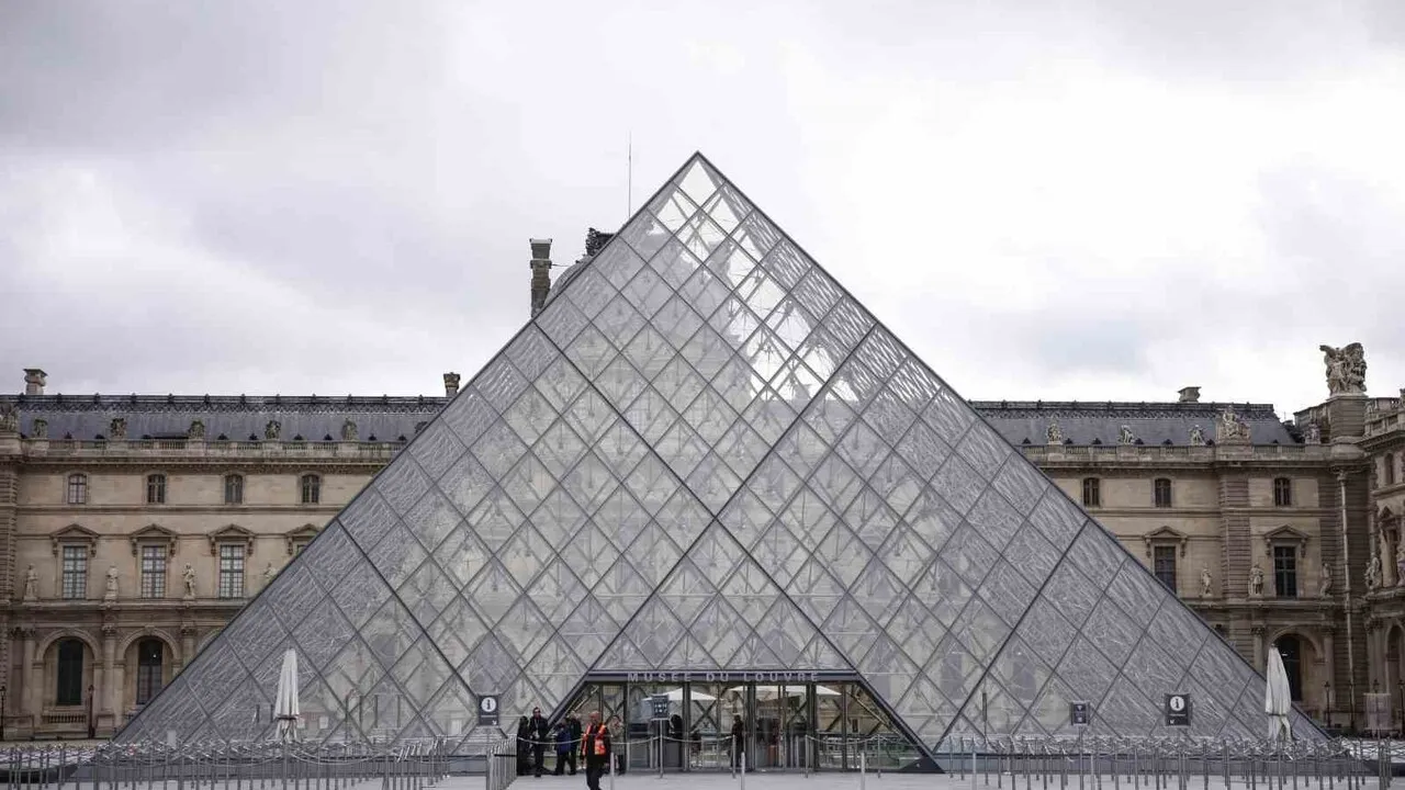 Louvre Müzesi çalışanları grevde: Müze bugün ziyarete kapalı