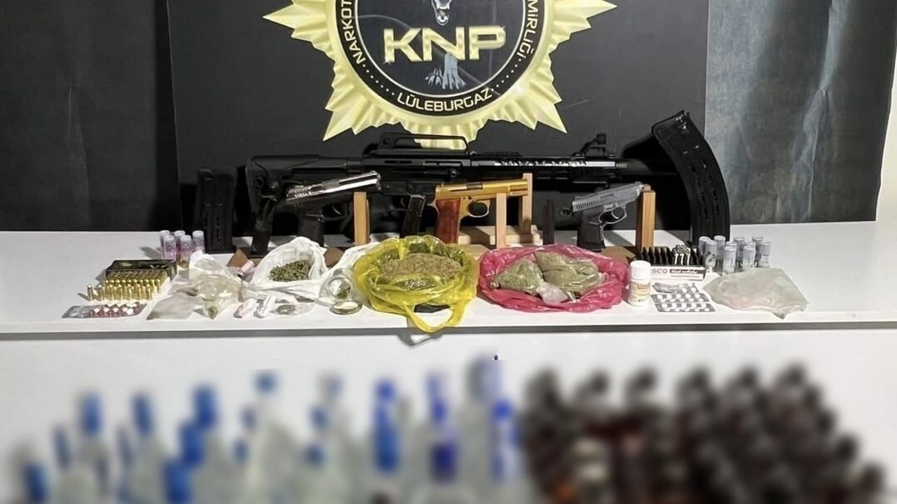 Lüleburgaz’da narkotik operasyonu: 20 gözaltı, silah ve gümrük kaçağı içki ile uyuşturucu ele geçirildi