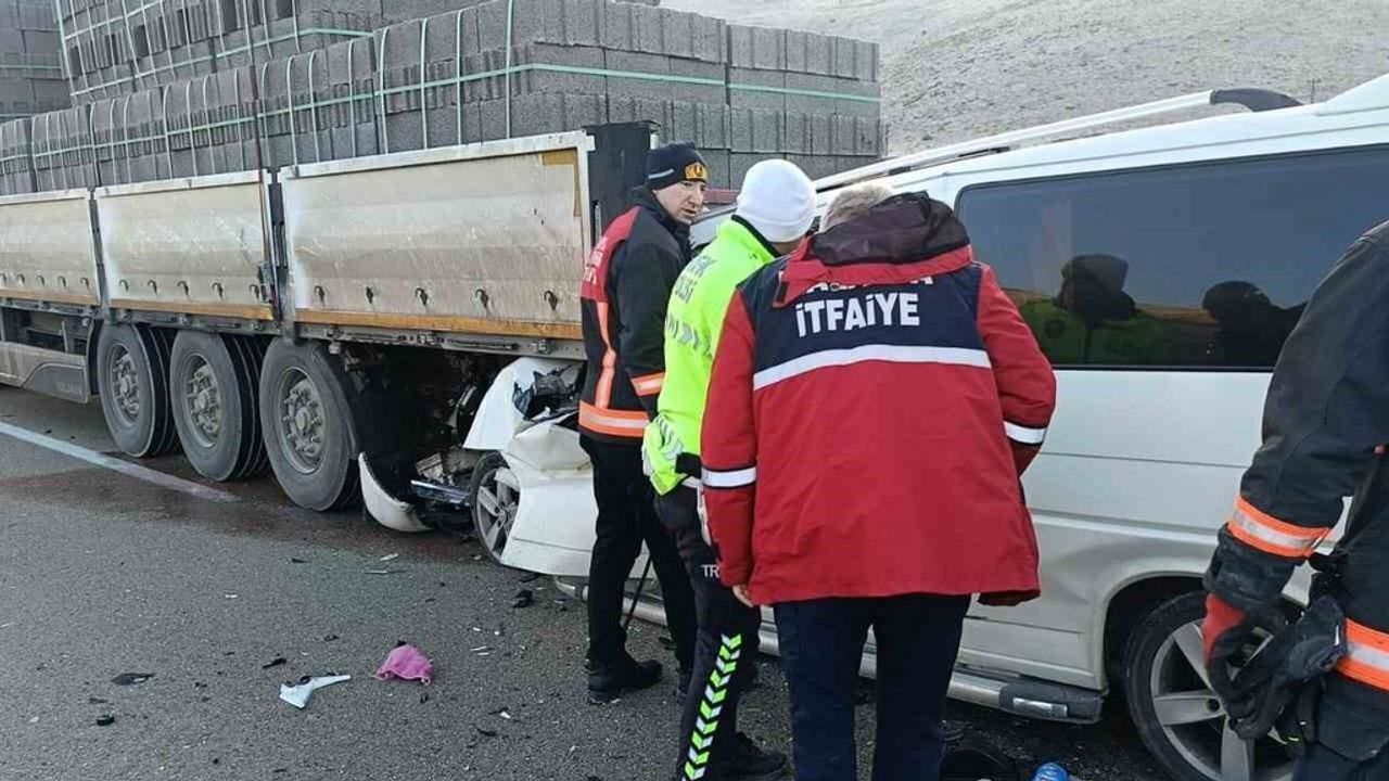 Malatya Akçadağ'da tır ile minibüs çarpıştı: 3 kişi hayatını kaybetti