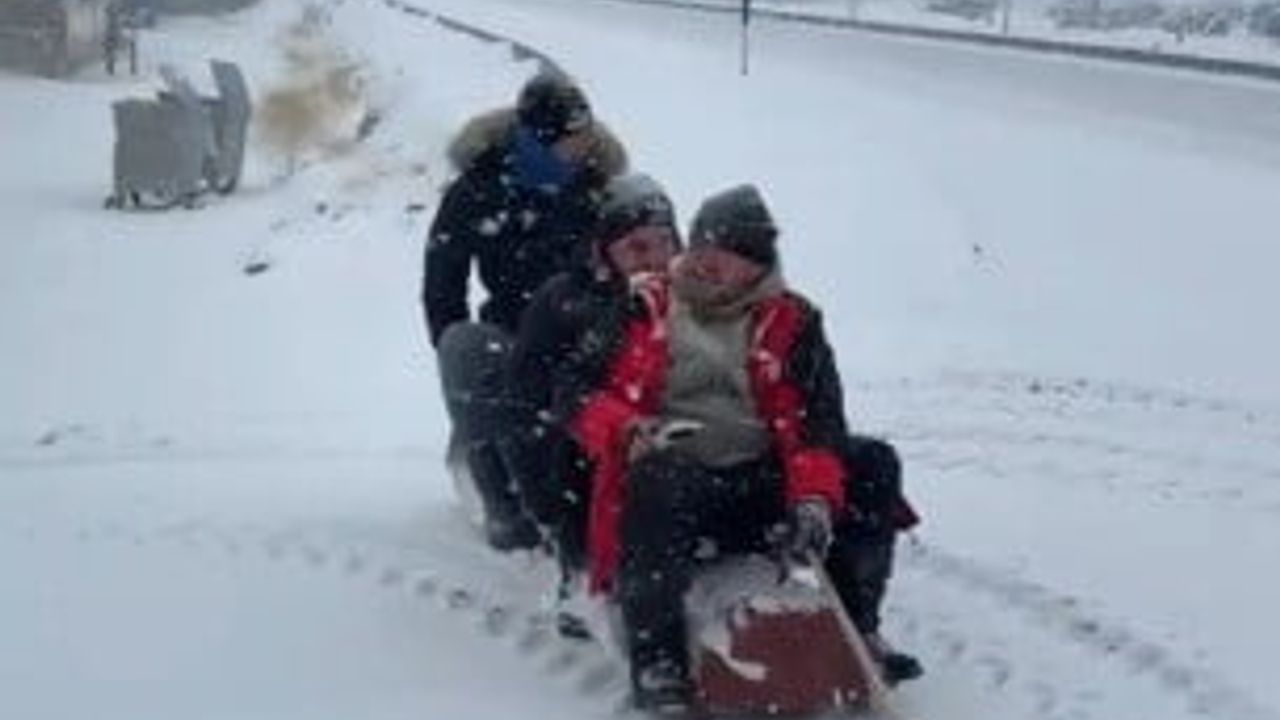 Malatya Akçadağ'da traktör arkasında karda 'sörf'