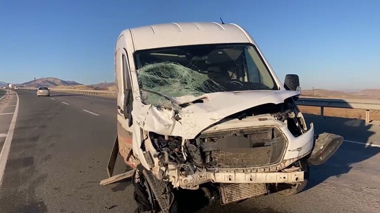 Malatya Battalgazi'de minibüs ile otomobil çarpıştı: 1'i ağır, 3 yaralı