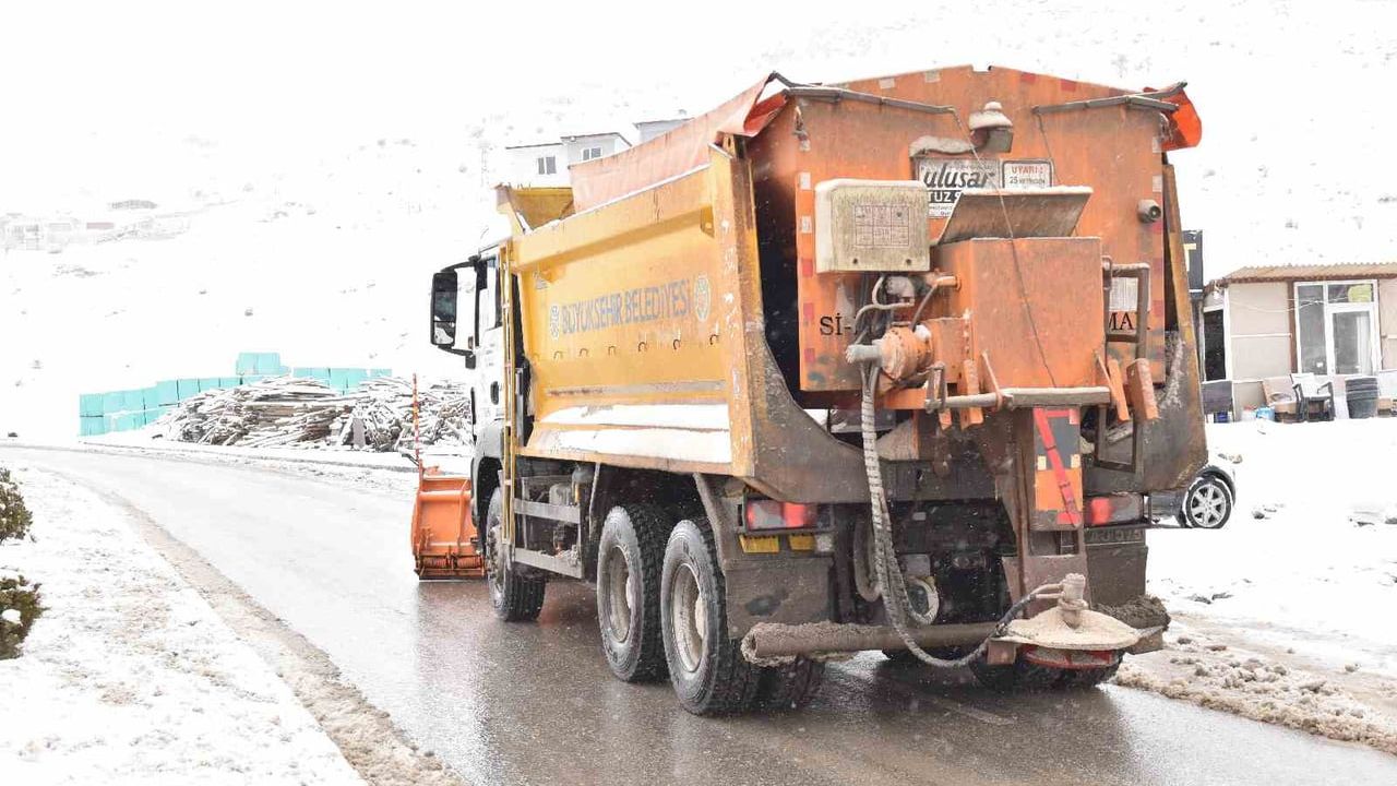 Malatya Büyükşehir Belediyesi kar çalışmalarını geniş çapta yürütüyor: 12.768 km yol ağında 269 araç, 1.117 personel sahada