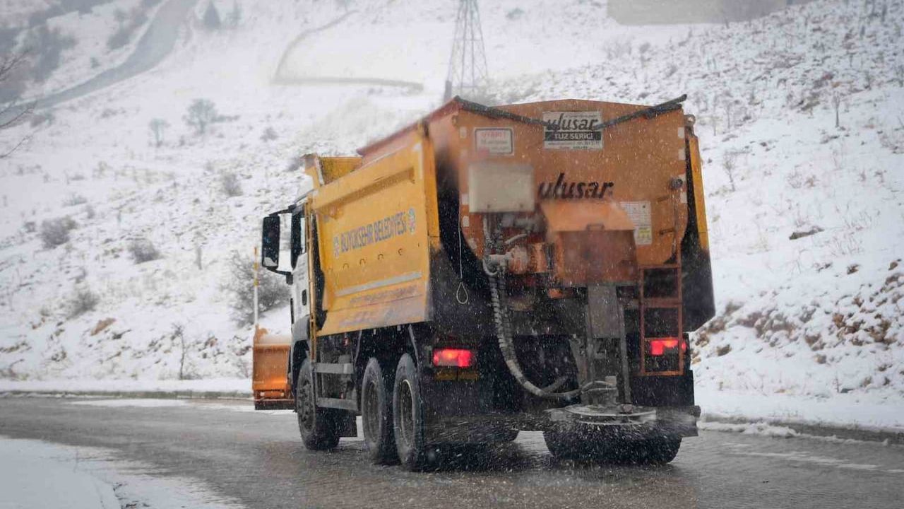 Malatya'da 149 mahallede yol açma çalışmaları sürüyor