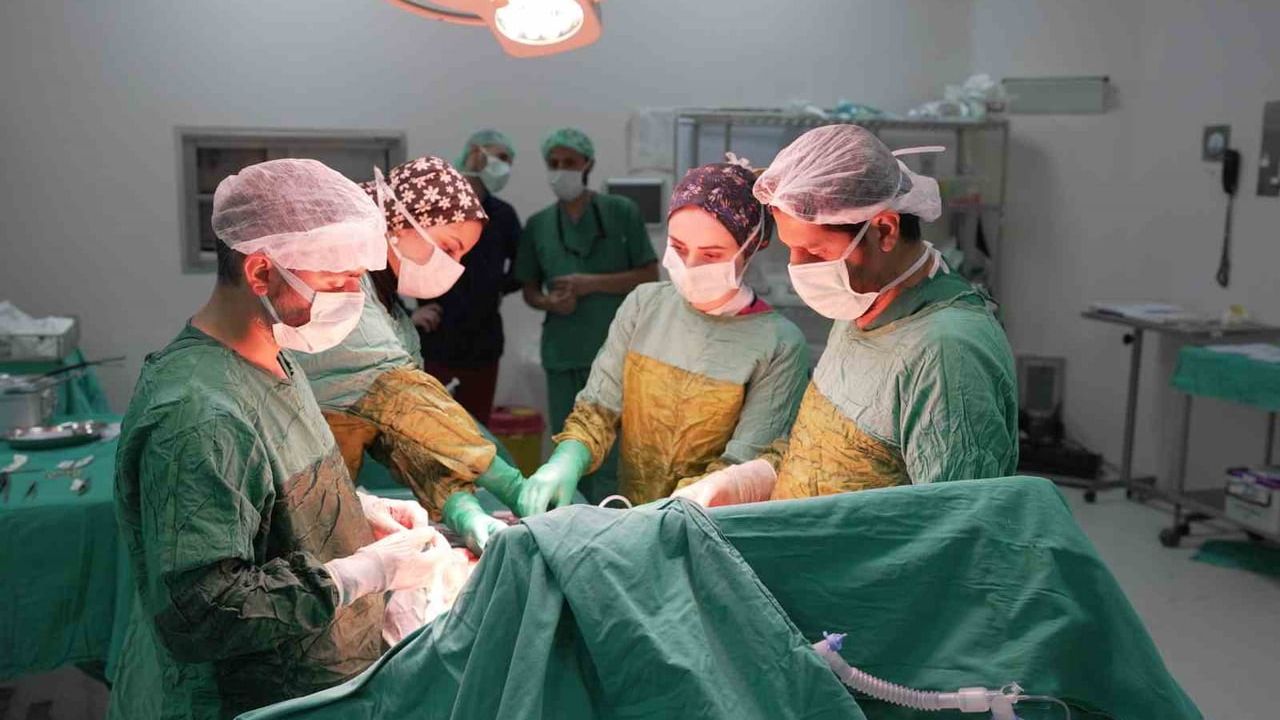 Malatya'da 2 kilo 200 gram ağırlığında böbrek ve böbreküstü bezi tümörü başarıyla çıkarıldı