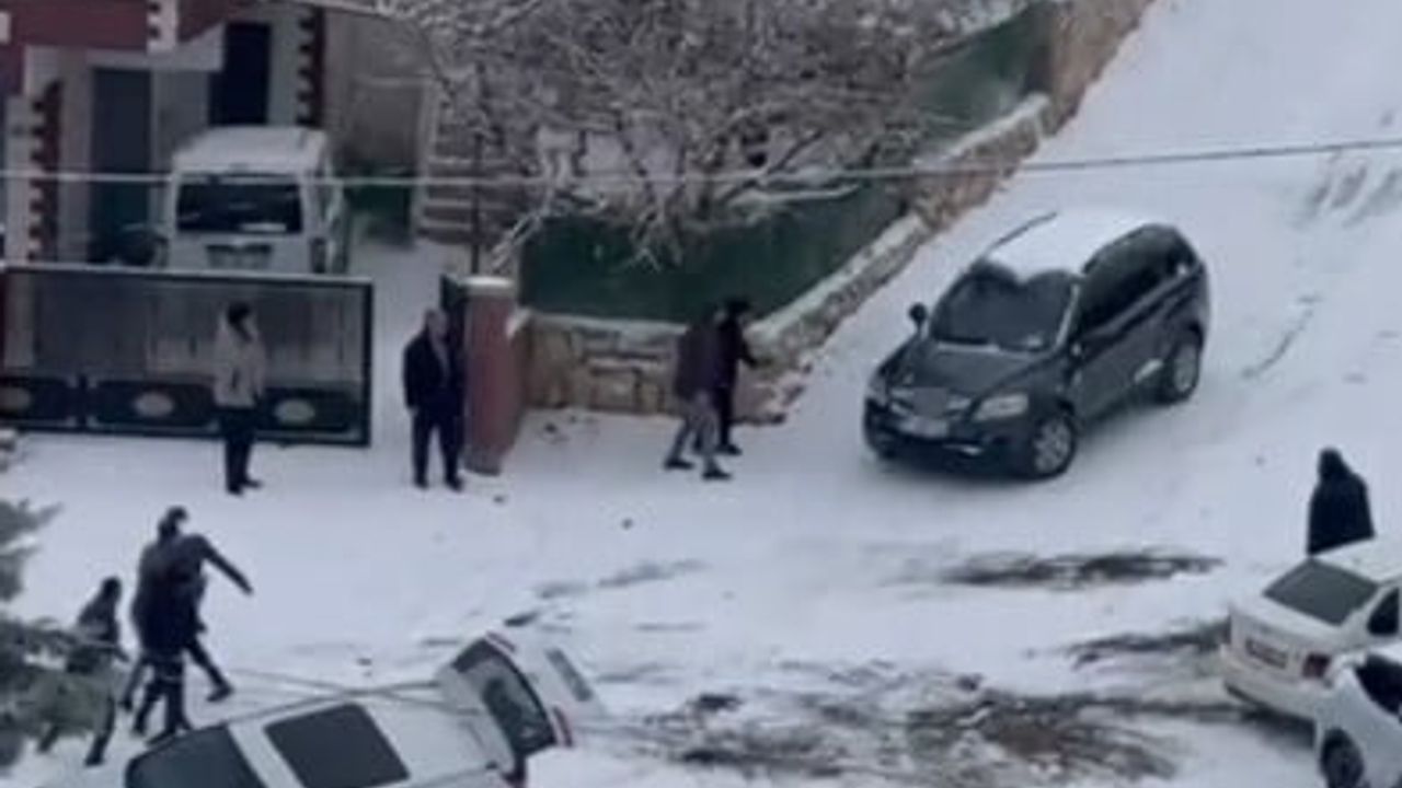 Malatya'da buzlanma sonucu kayan araç park halindeki aracı devirdi