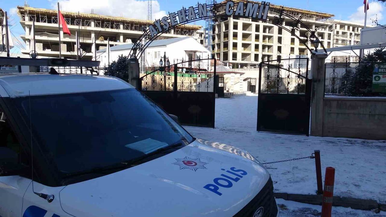 Malatya'da cami tuvaletinde baygın bulunan 25 yaşındaki genç hastaneye kaldırıldı