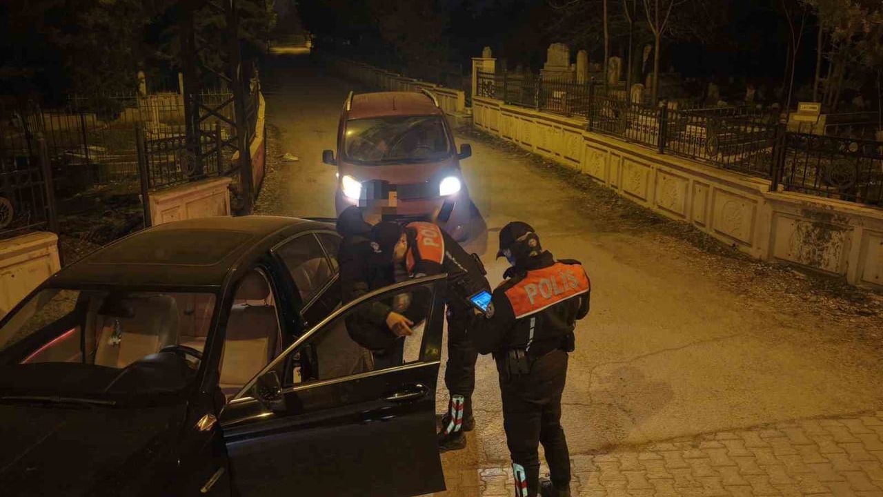 Malatya'da denetimler sıklaştırıldı: Mezarlık çevresi ve kent genelinde araç ile şahıs kontrolleri