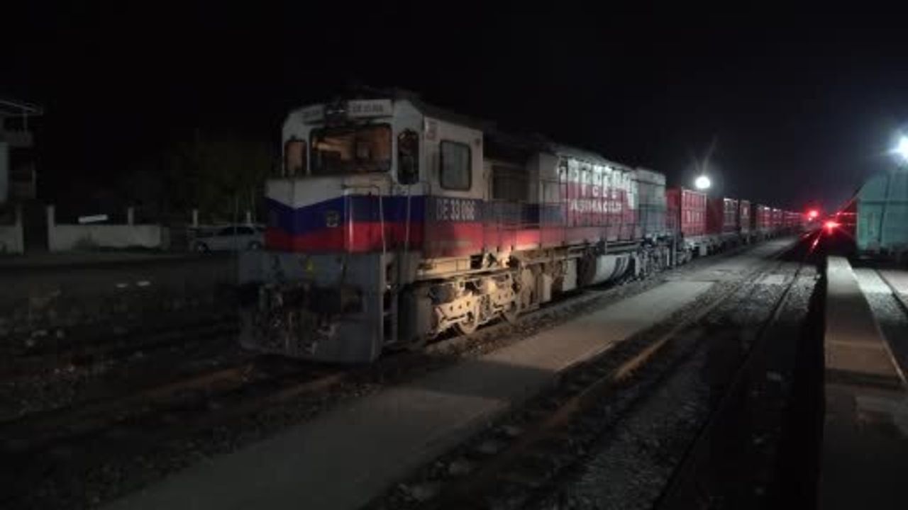 Malatya'da hemzemin geçitte yük treninin otomobile çarpması sonucu 5 yaralı