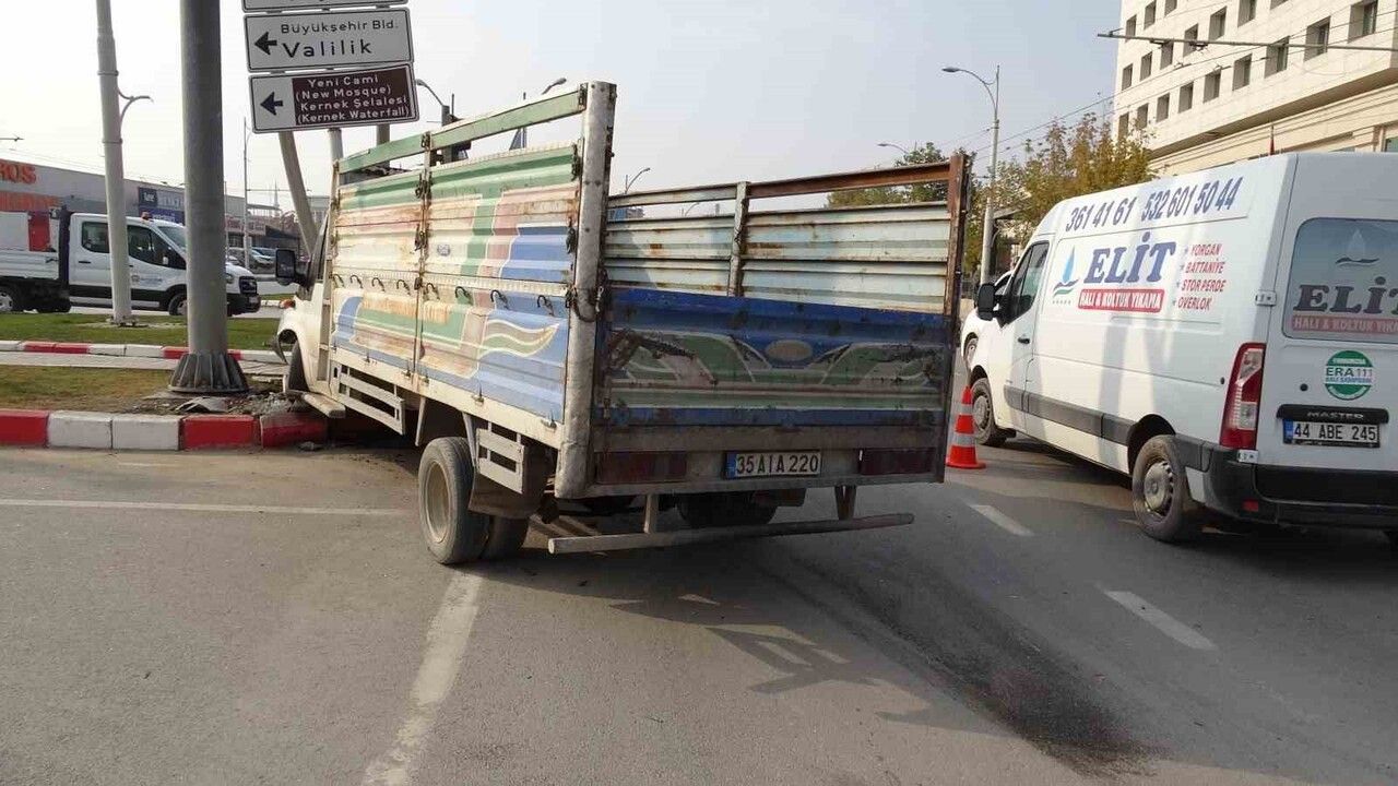 Malatya'da kamyonet ile ticari taksi çarpıştı: 2 yaralı