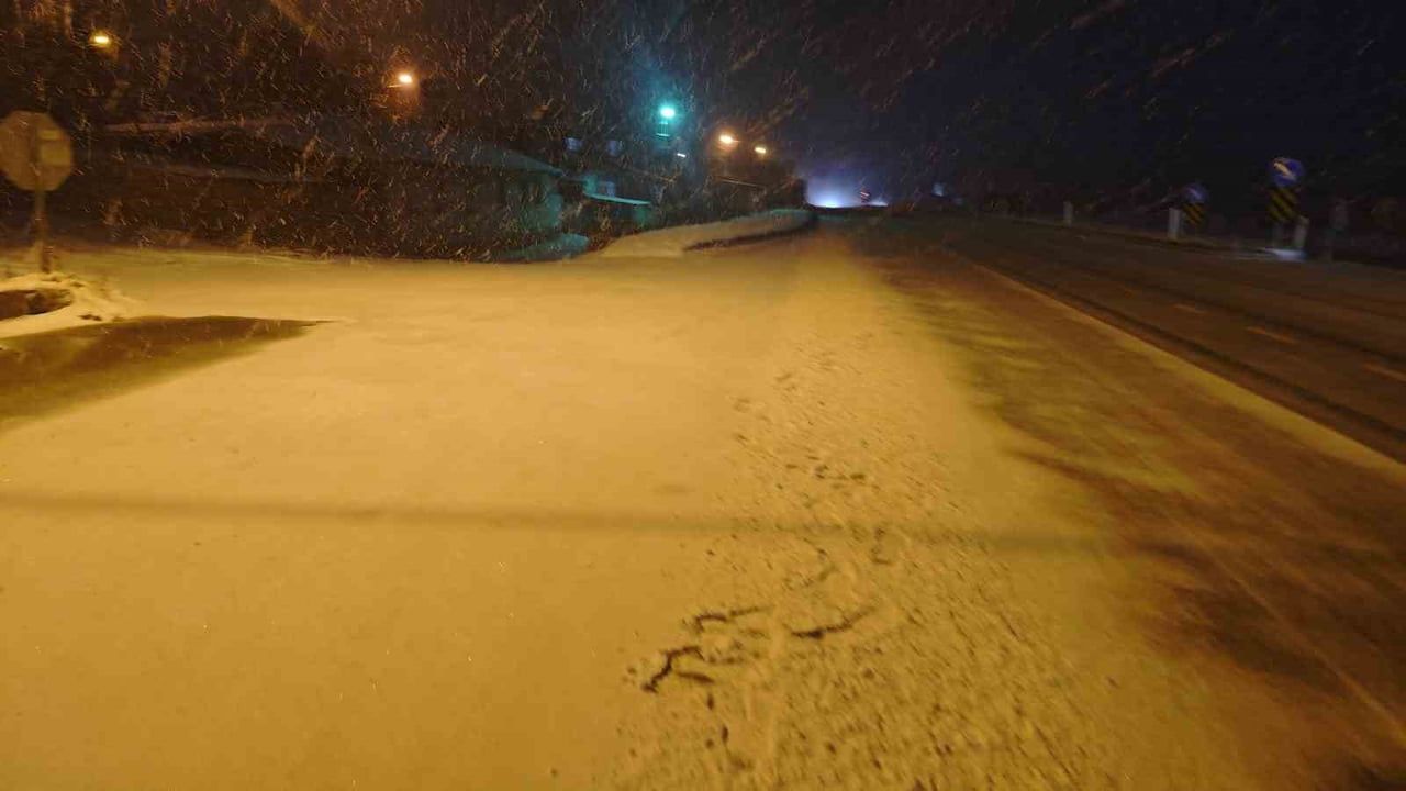 Malatya'da kar yağışı sürüyor: yüksek kesimlerde yarım metreyi aşan birikimler