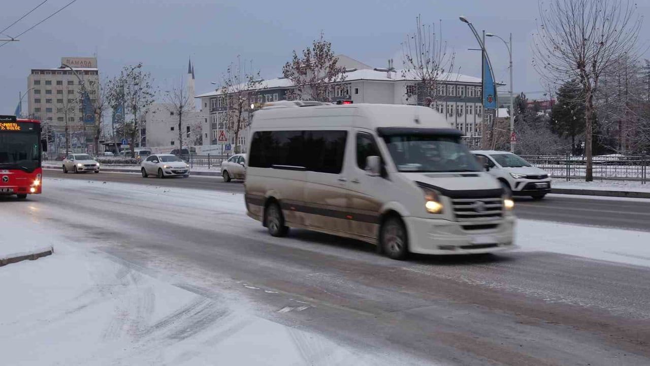 Malatya'da Kar Yağışı Ulaşımı ve Günlük Yaşamı Olumsuz Etkiledi