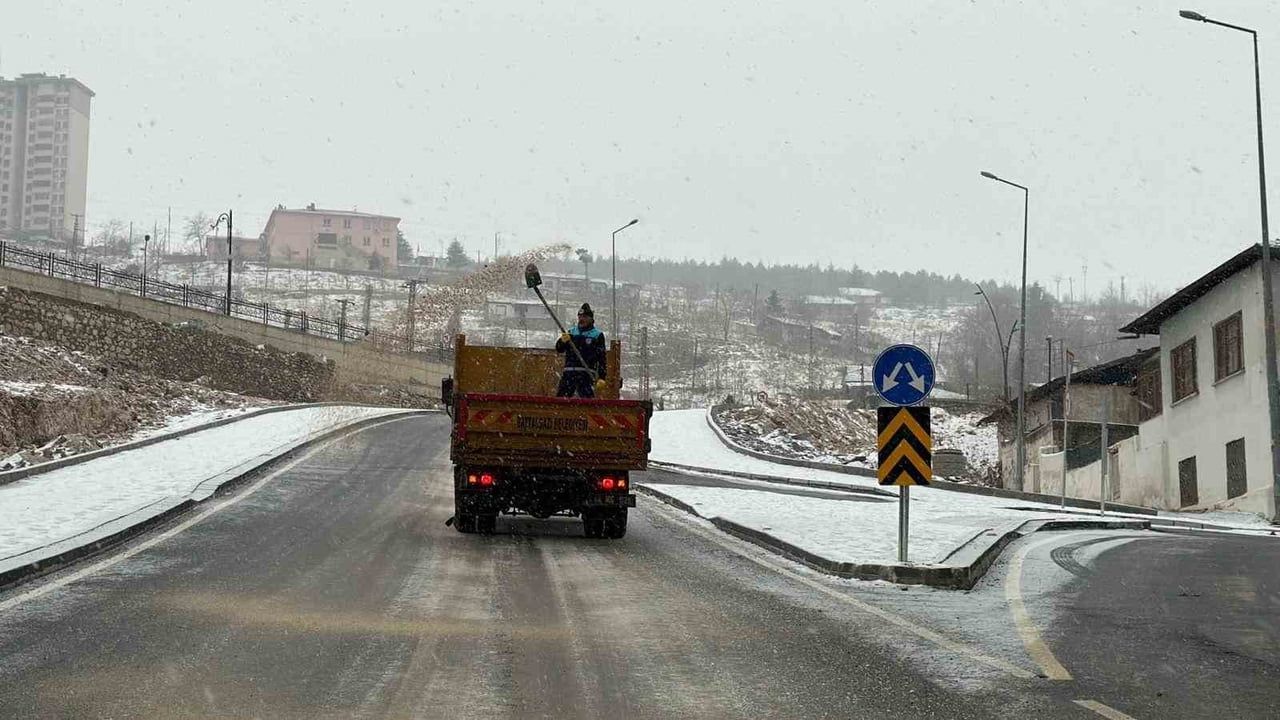 Malatya'da karla mücadele sürüyor: 2 bin 998 personel ve 964 araçla yol açma çalışmaları devam ediyor