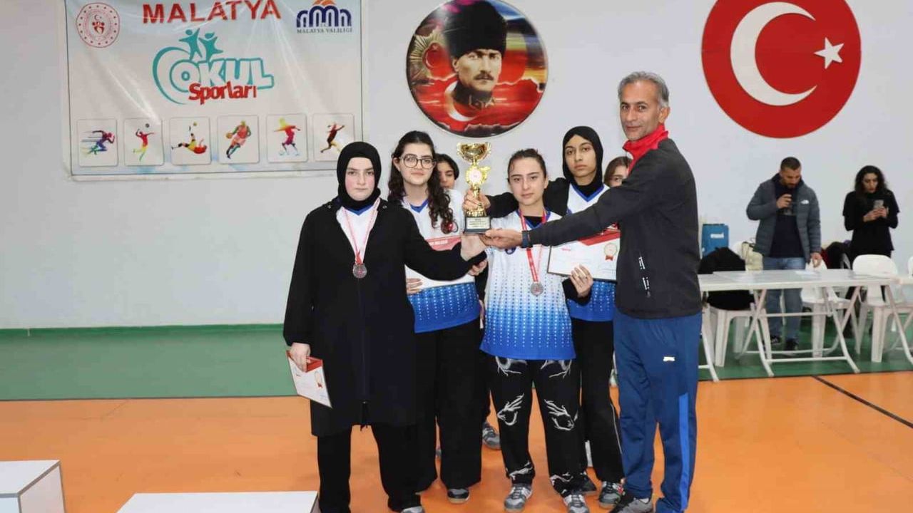 Malatya'da Okul Sporları Gençler Badminton ve Futsal İl Birincileri Belirlendi