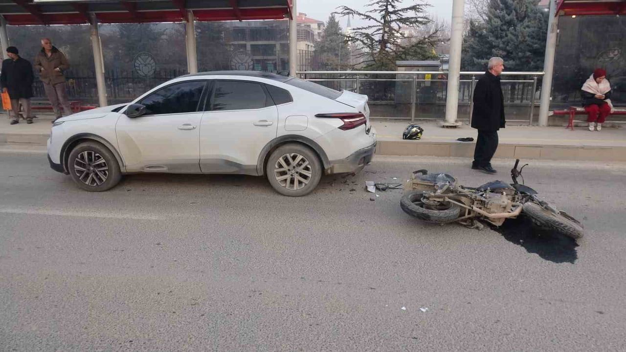 Malatya'da otomobil ile motosiklet çarpıştı: sürücü yaralandı