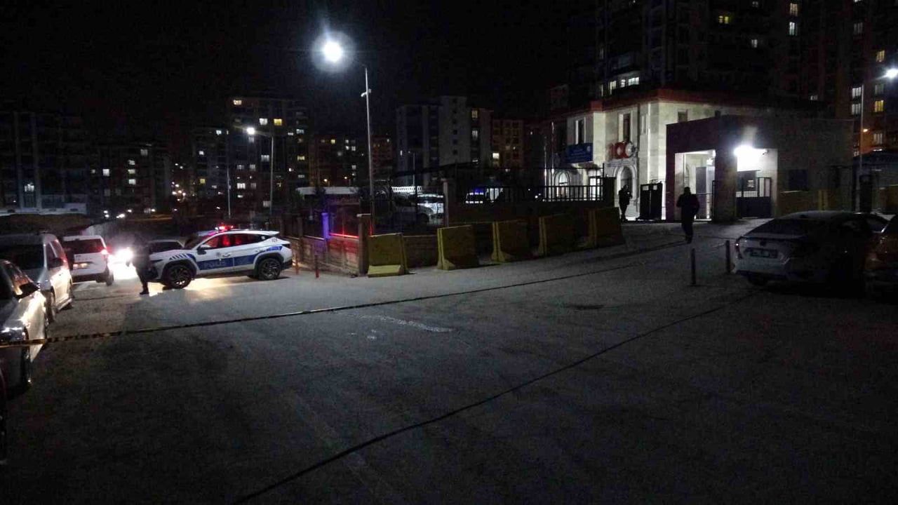 Malatya'da polis merkezi önünde bıçaklı kavga: 3 kişi yaralandı