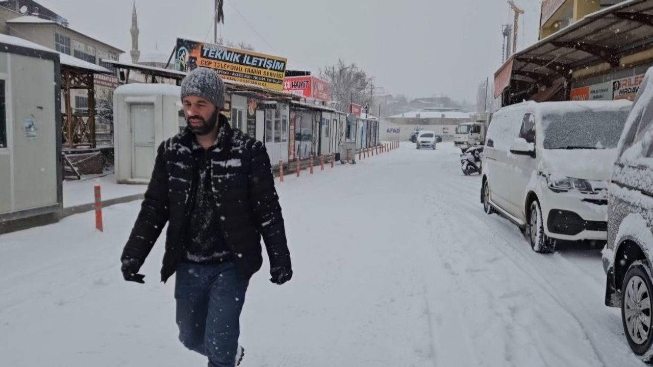 Malatya'da sabaha karşı başlayan kar yağışı ulaşımı etkiledi