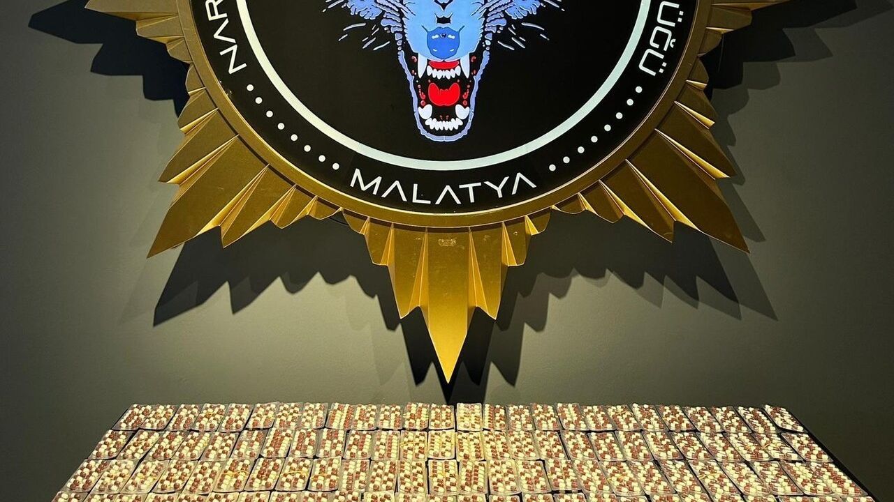 Malatya'da sokak satıcılarına operasyon: 3 bin 644 sentetik ecza ele geçirildi, 3 kişi tutuklandı