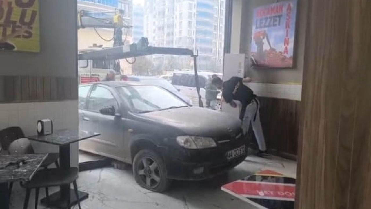 Malatya'da sürücüsünün kontrolünü kaybeden otomobil dönerci dükkanına girdi