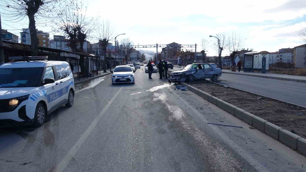 Malatya'da temizlik aracıyla çarpışan otomobil refüje çıktı: sürücü yaralandı